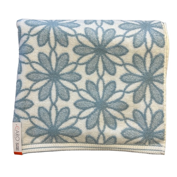 Caro Home Bath Caro Home Floral Print Blue And White Bath Towels